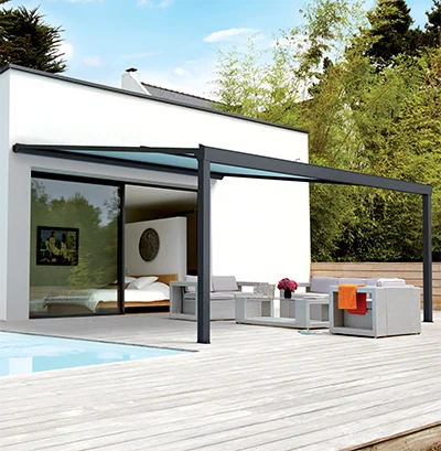 Pergola à côté d'une piscine avec un salon de jardin