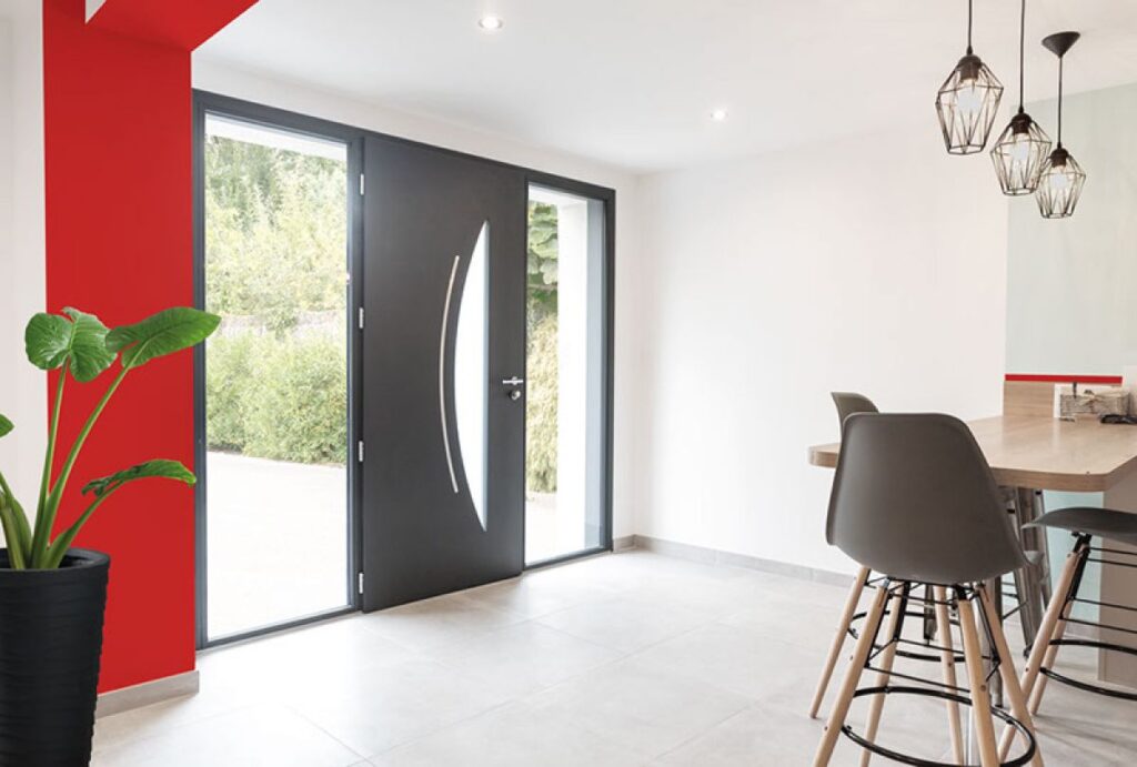 Porte d'entrée en aluminium avec une table dans un salon