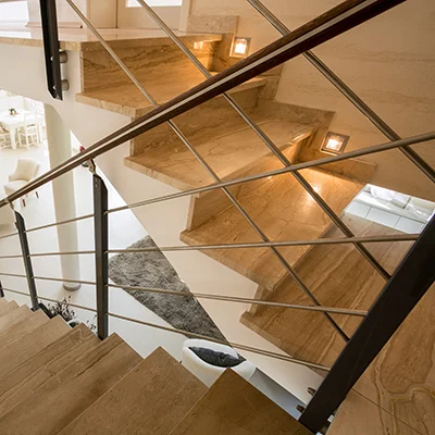 Escalier en bois avec un garde corps en métal