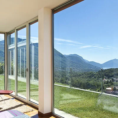 Baie vitrée avec une vue sur la montagne