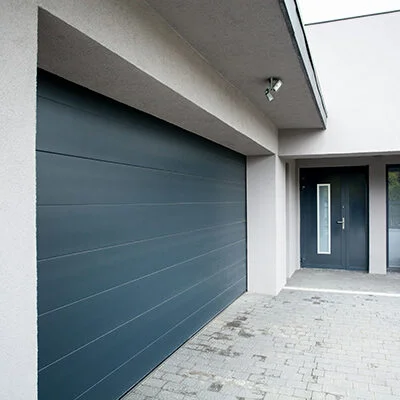 Porte de garage avec sa porte d'entrée assortie en aluminium