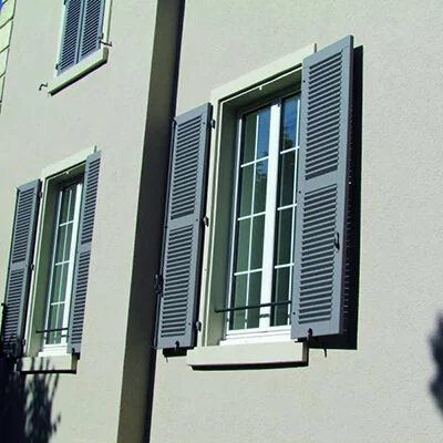 Volet gris sur une façade