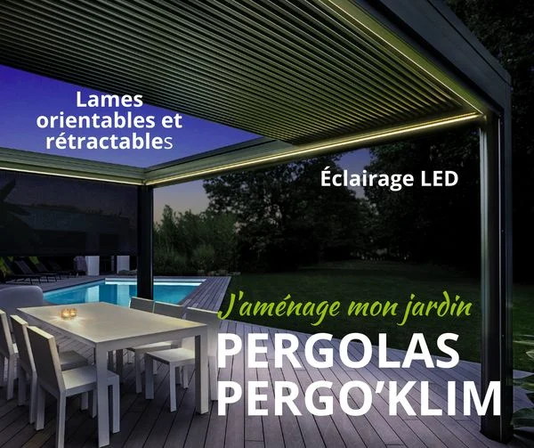 La photo présente une scène de jardin nocturne, mettant en vedette une pergola moderne Pergo'Klim avec des lames orientables et rétractables, permettant un ajustement de la lumière et de l'aération. Un éclairage LED illumine l'espace, offrant une ambiance chaleureuse et accueillante. Sous la pergola, on trouve un ensemble de mobilier de jardin blanc, composé d'une table et de chaises, placé à côté d'une piscine qui reflète la tranquillité de la nuit. Le jardin bien entretenu ajoute une touche de sérénité à l'ensemble. Sur l'image, les caractéristiques "Lames orientables et rétractables" et "Éclairage LED" sont mises en avant, ainsi que la phrase "J'aménage mon jardin", suggérant une invitation à personnaliser son espace extérieur avec cette élégante pergola.