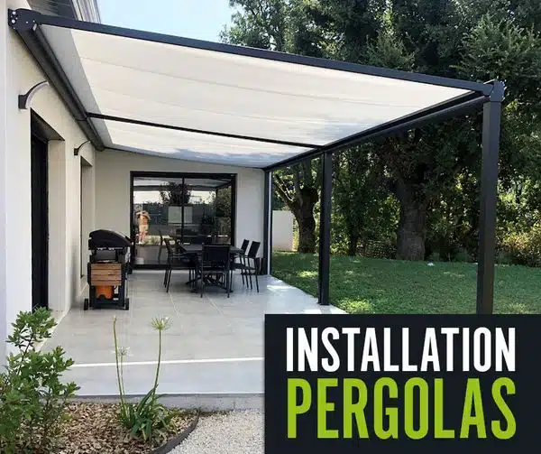 Installation de pergola adossée sur terrasse de maison à Saint-Paul-lès-Romans, avec structure métallique et toile tendue, créant un espace extérieur ombragé.