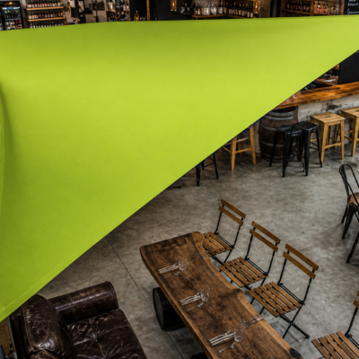 Toile ombrage d'intérieur dans un restaurant